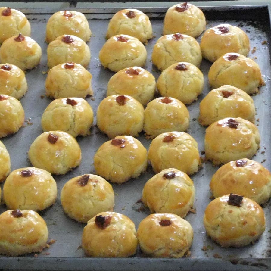 Kue nastar keemasan berjajar rapi di atas loyang